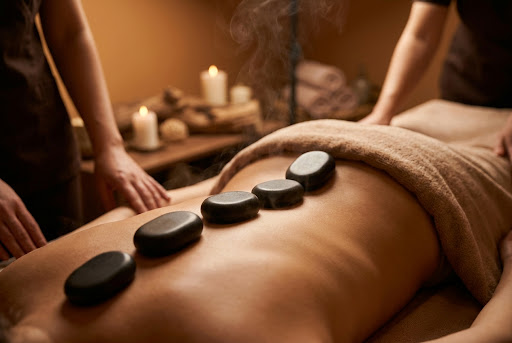 Mulher relaxando durante massagem com pedras quentes nas costas